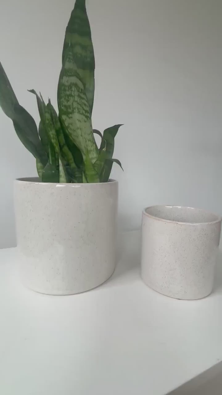 Soft Speckled Clay Planter – Earthy Beige Ceramic Pot for Modern, Japandi & Boho Interiors – Calm Decor for Shelves and Plants