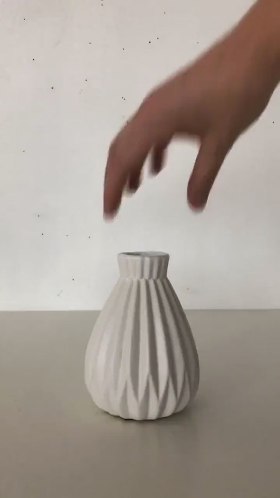 Japendi Geometric Vase for Dried or Fresh Flowers in Matte White