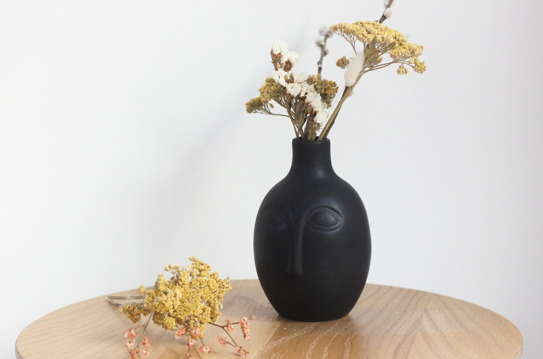 Face Vase in Matte Black for Dried Flowers