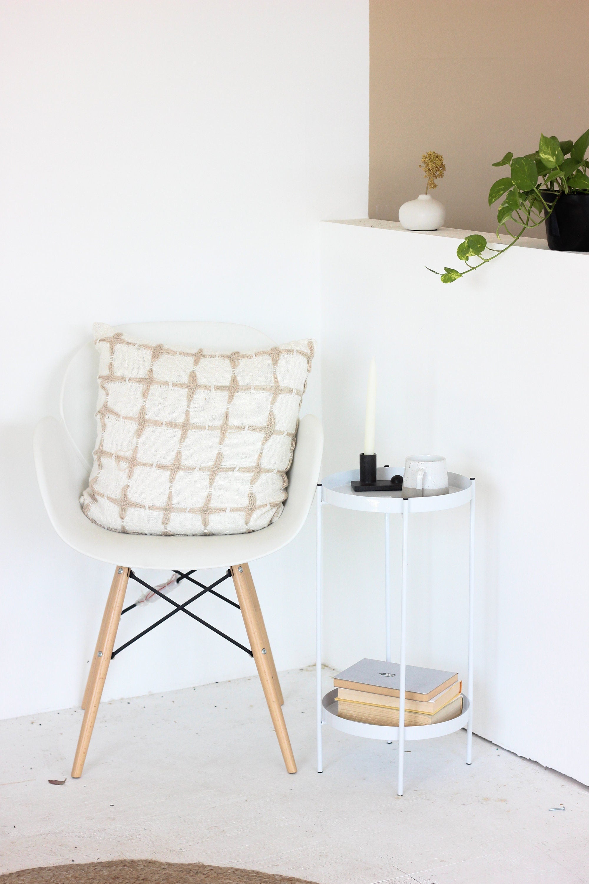 Round Side Table  in Metal Black or White
