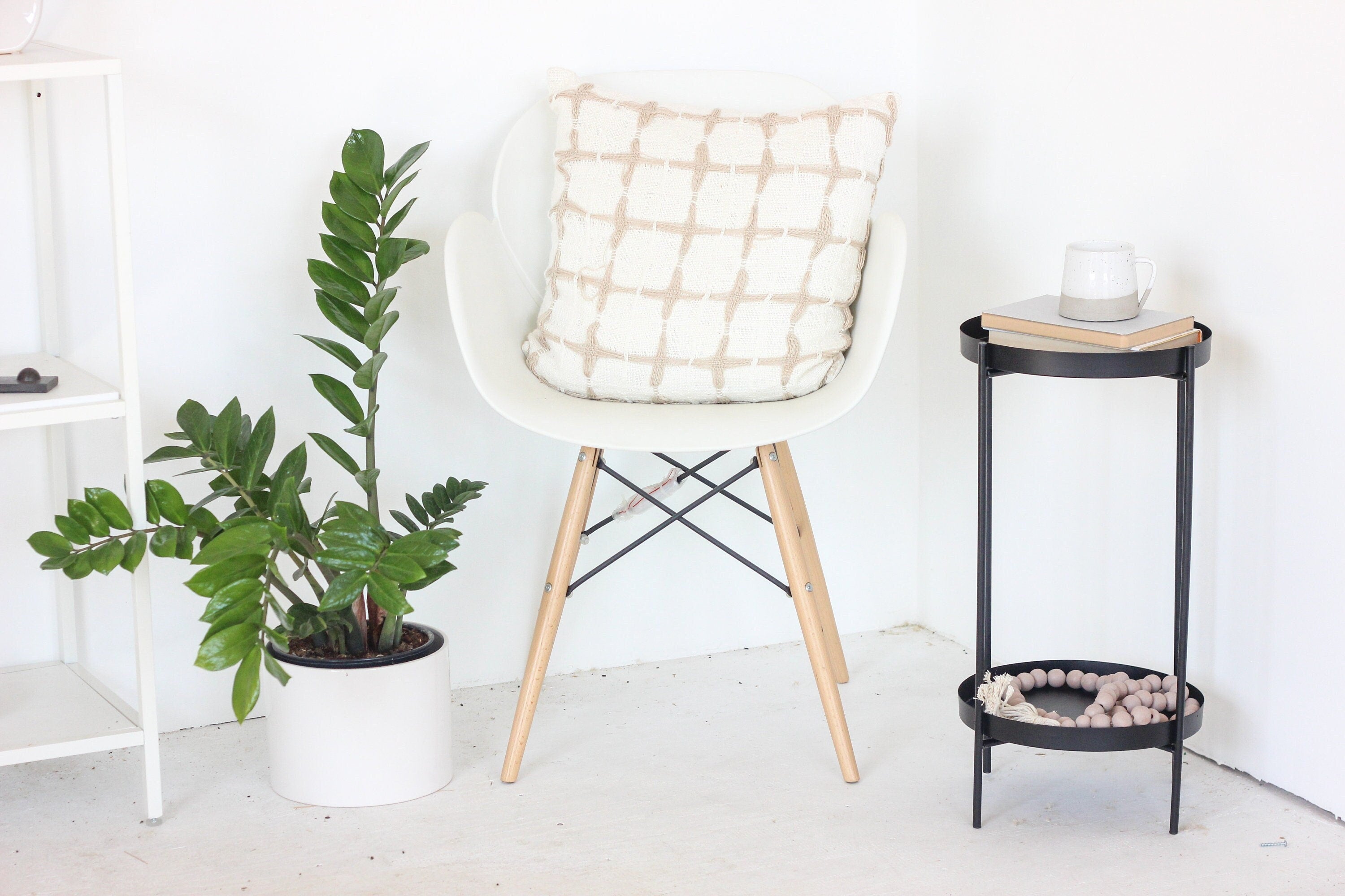Round Side Table  in Metal Black or White