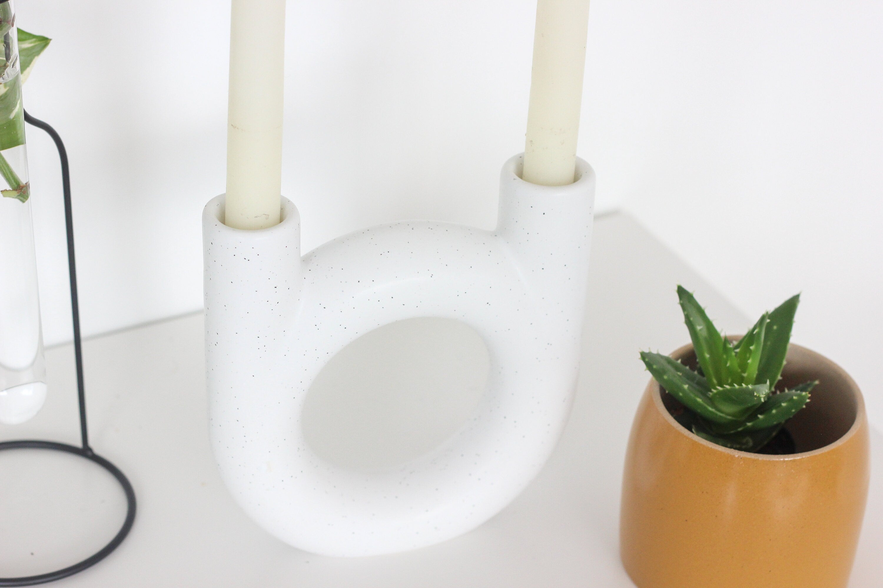 Nordic Circle Taper Candle Holder in White Speckle